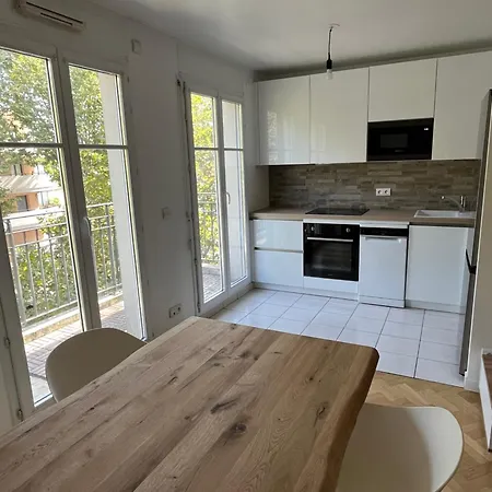 - 25' Eiffel Tower & 10' Versailles Castle Apartament