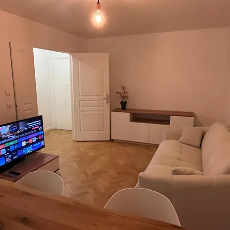 - 25' Eiffel Tower & 10' Versailles Castle Apartament