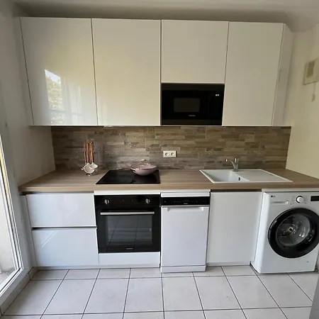 - 25' Eiffel Tower & 10' Versailles Castle Apartament