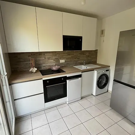 - 25' Eiffel Tower & 10' Versailles Castle Apartament Viroflay