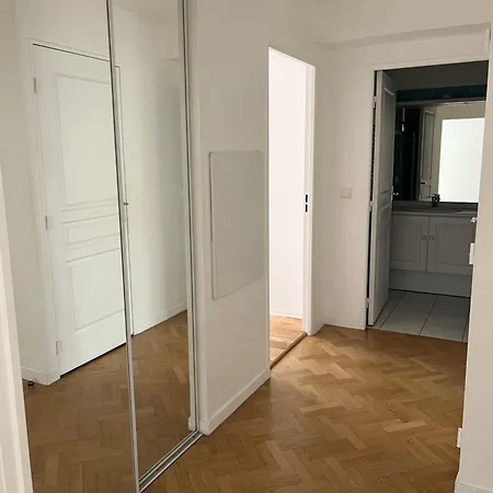 - 25' Eiffel Tower & 10' Versailles Castle Apartament